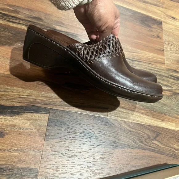 Clarks Women's Dark Brown Clogs Comfort Shows EUC Size 9 Brown Taylor Color - Picture 4 of 6